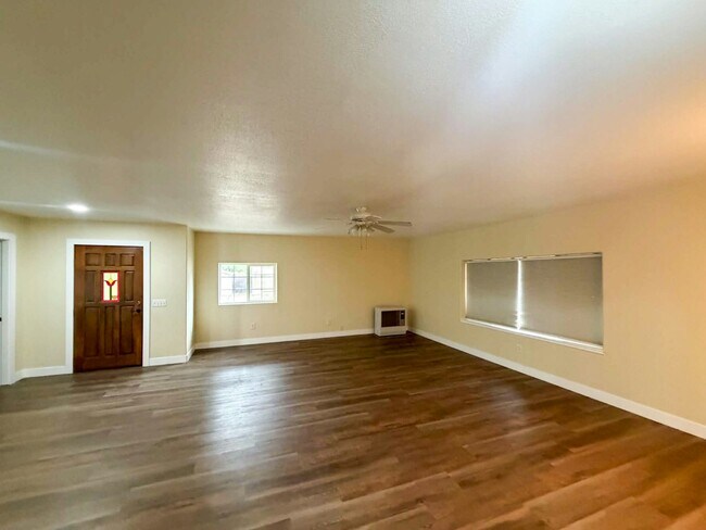 Building Photo - 400 Burgess St