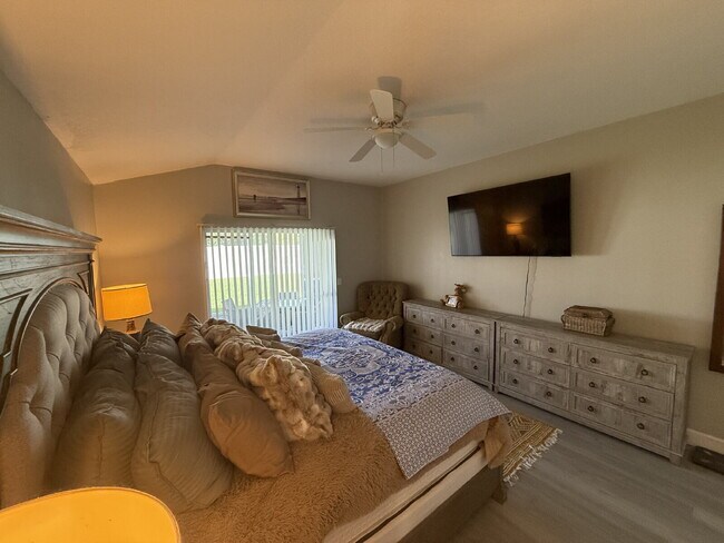 Building Photo - "Spacious 3-Bedroom Retreat with Bonus roo...