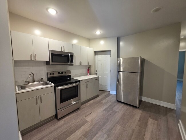 Building Photo - 1649 Pratt St