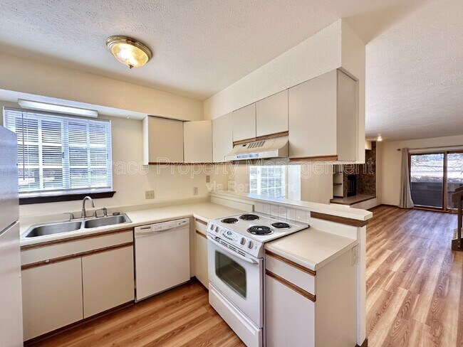 Building Photo - 715 Julian Cir