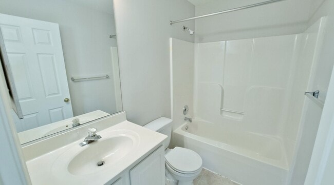 Building Photo - 3 Bed / 2-1/2 Bath Single Family Home w/1-Car garage