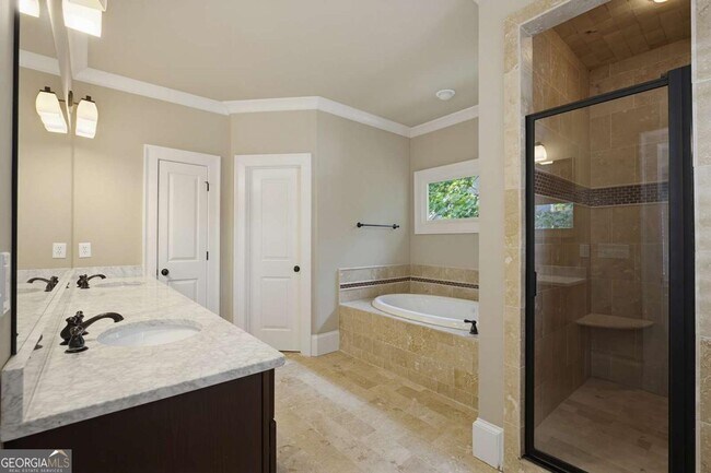 Building Photo - 1452 Woodland Hills Dr NE