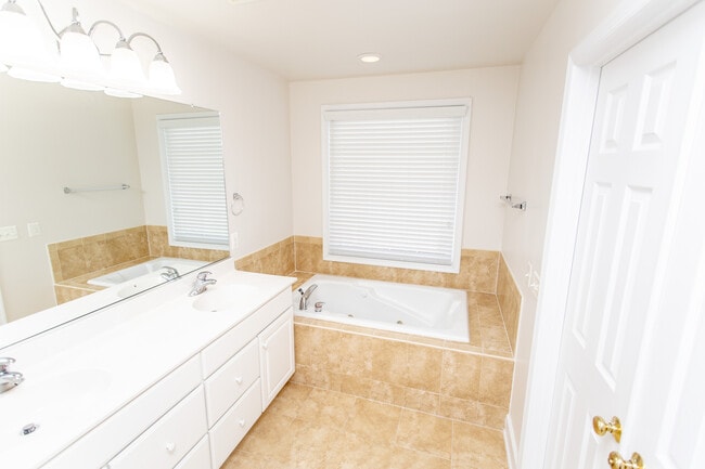 Building Photo - 2443 Huntington Park Dr