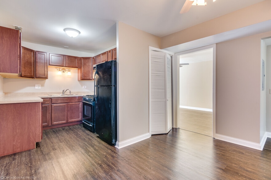 Building Photo - 8237 S Drexel Ave