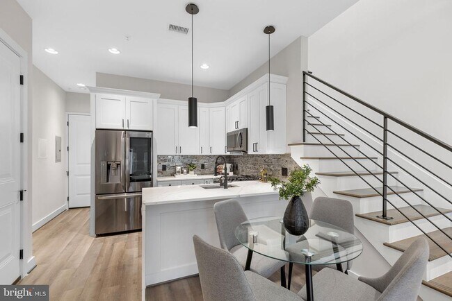 Building Photo - 1417 Staples St NE