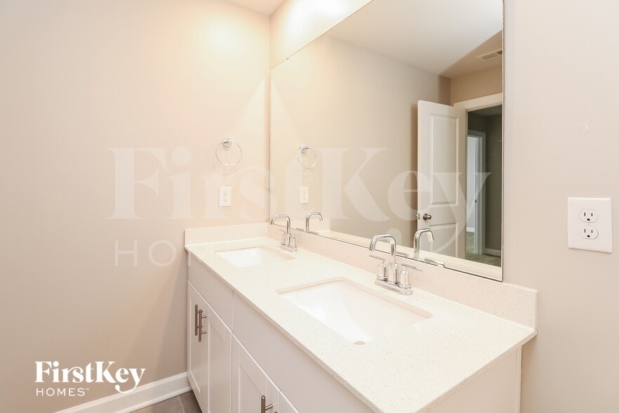 Building Photo - 4003 Armstrong Farm Dr