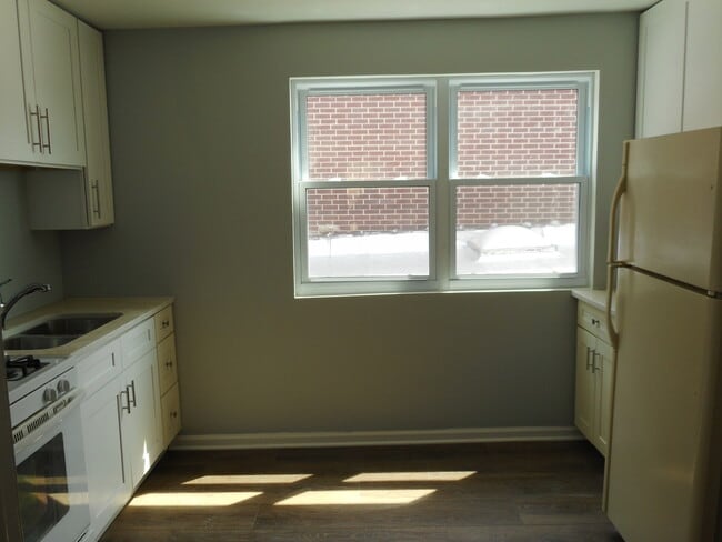 Building Photo - 3012 W Belmont Ave