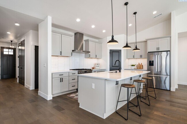 Building Photo - Generational suite w/separate entrance!