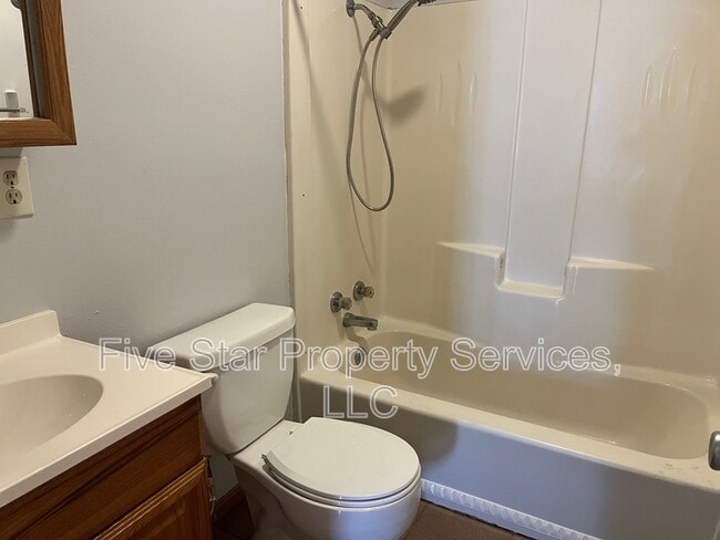 Building Photo - 402 N Iris Dr