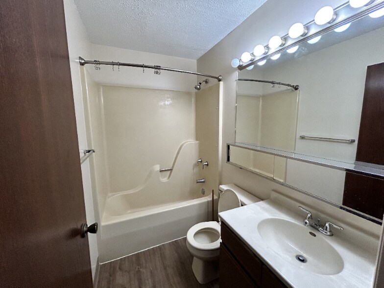 Building Photo - 624 Cumberland Dr