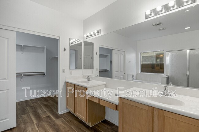 Building Photo - 7585 E Picket Fence Ln