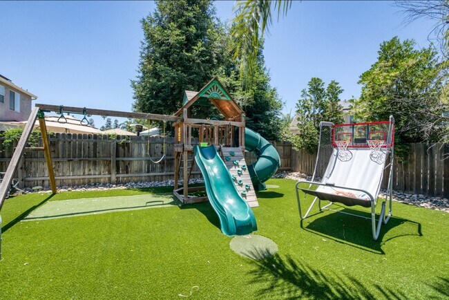 Building Photo - 9427 N Winery Ave