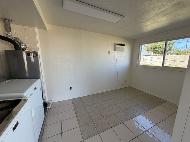 Building Photo - Spacious 4 Bed 3 Bath Single-Level Home | RV Gate | Huge Yard | Bright Open Layout