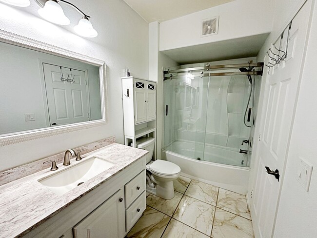 Building Photo - FULLY FURNISHED 1 BEDROOM CONDO IN GATED C...