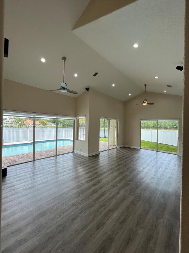 Building Photo - 1127 Laguna Springs Dr