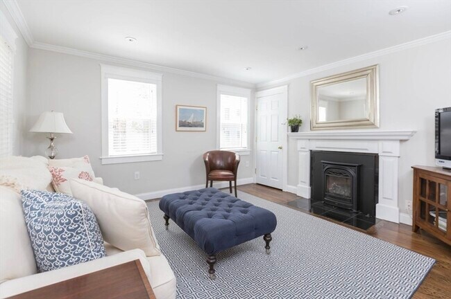 Building Photo - 622 E 2nd St