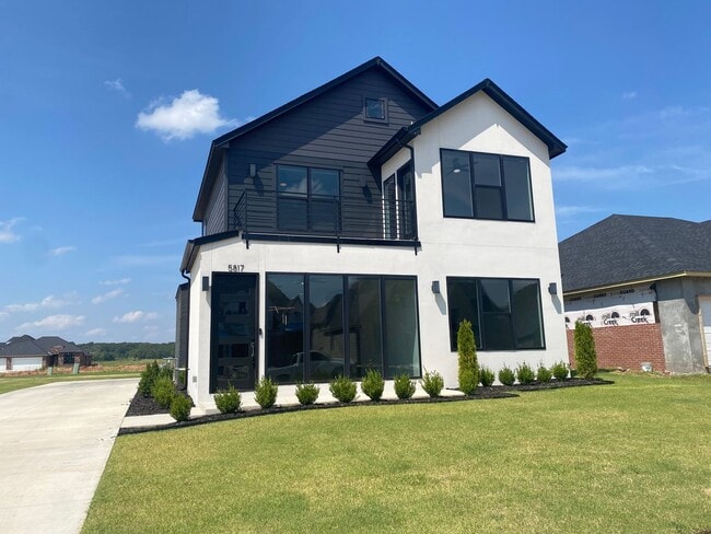 Building Photo - Beautiful contemporary 2-story home with 3...