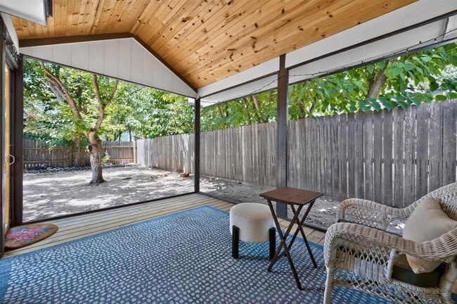 Building Photo - 801 Kavanagh Dr