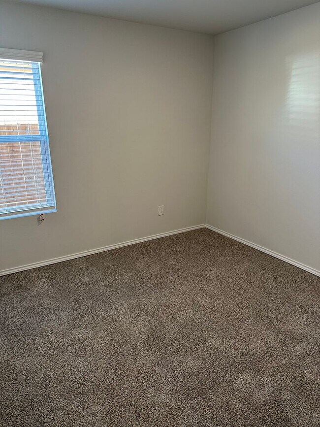 Building Photo - Pre-Leasing Now! Comfortable 3-Bedroom, 2-Bath Home in Shadow Valley
