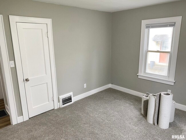 Building Photo - 303 Central St