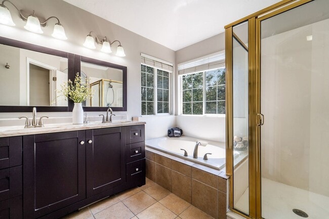 Building Photo - Beautiful Home in Midvale w/ attached 2 ca...