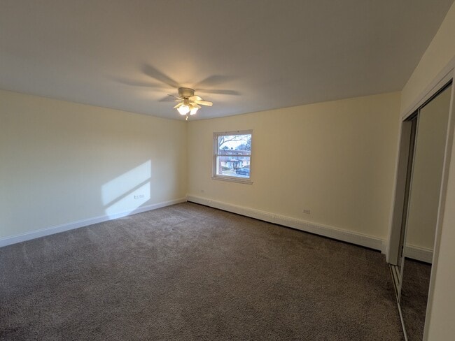 Building Photo - Spacious 3BR / 2BA Condo in Buffalo Grove private balcony, fireplace - Rent includes Heat,  Water...