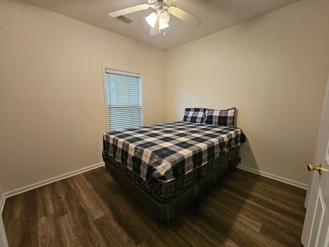 Building Photo - 5840 Longwood Dr