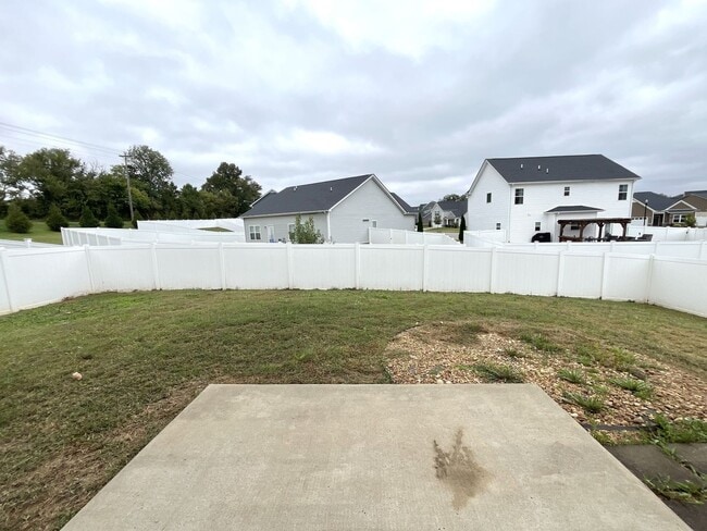 Building Photo - Huge home in Spring Hill!