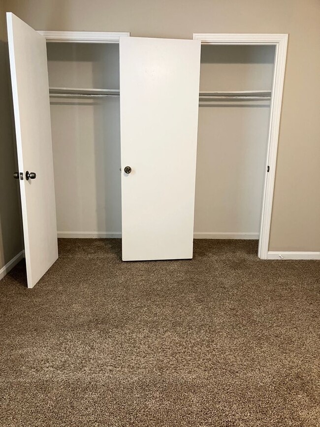 Building Photo - 2 story end unit condo - 1 month free