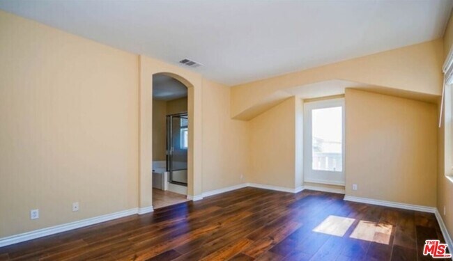 Building Photo - 1241 Ivy Terrace