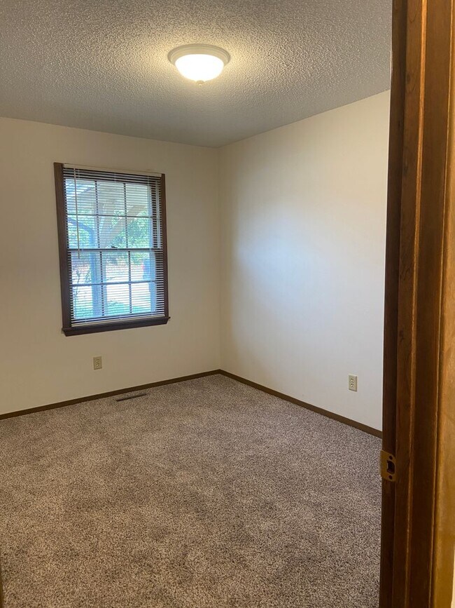 Building Photo - Like new, ranch home near Bass Pro, fully renovated interior,