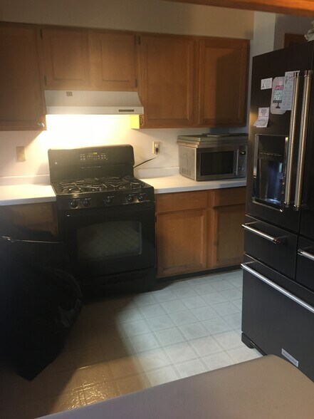 Large kitchen w/ dishwasher - 4748 S 124th St