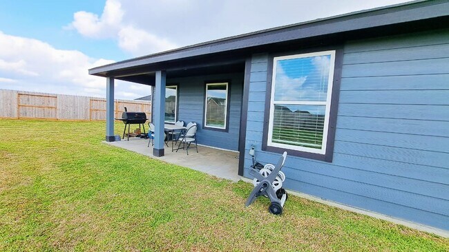Building Photo - 3555 Crestfield Ln