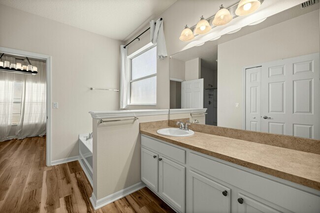 Building Photo - 3008 NE 24th Pl