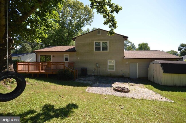 Building Photo - 7017 Lombard Ln