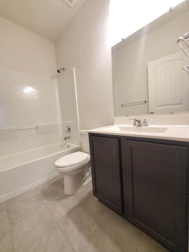 Building Photo - 3 bed 2 bath Energy Efficient Home!