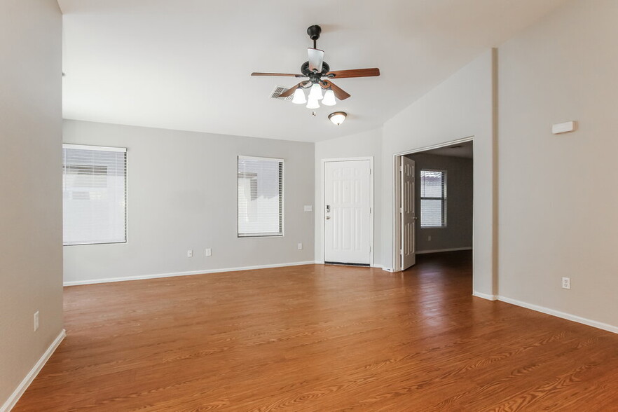 Building Photo - 410 E Daniella Dr