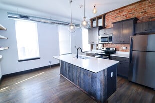 Building Photo - 1533 Pleasant St