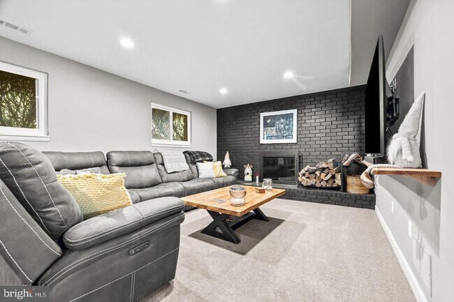 Building Photo - 6 Hounds Hollow Ct