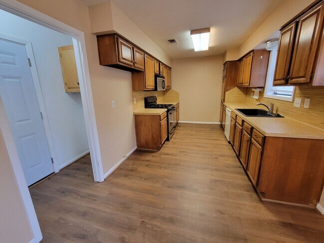 Building Photo - College Station - 3 bedroom / 2 bath / 2 car garage house with fenced in back yard.