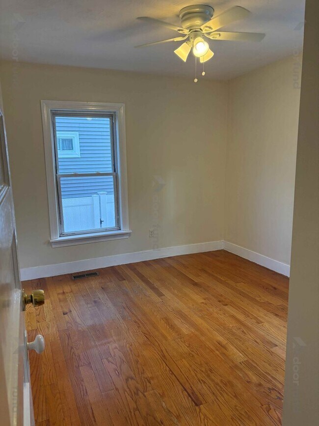 Building Photo - 27 Florence St