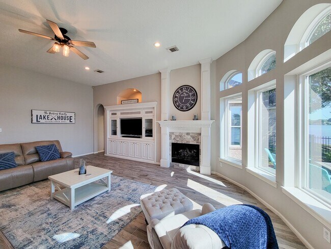 Building Photo - Beautifully designed waterfront property w...