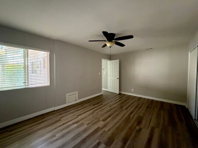 Building Photo - 5034 N Acacia Ave