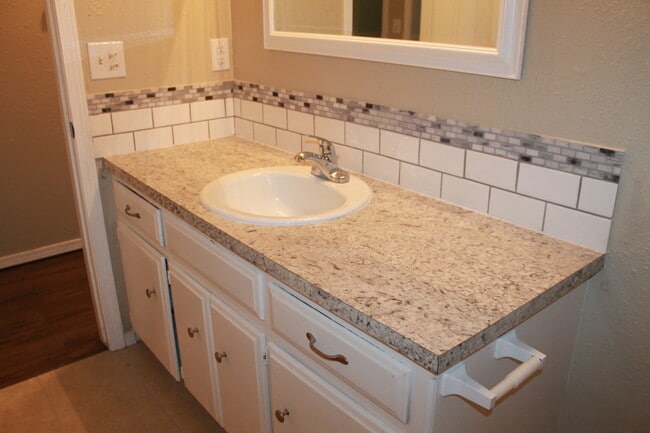 Building Photo - Better Than New! W/appliances!
