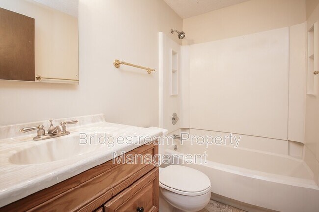 Building Photo - 2421 Bentree Ct