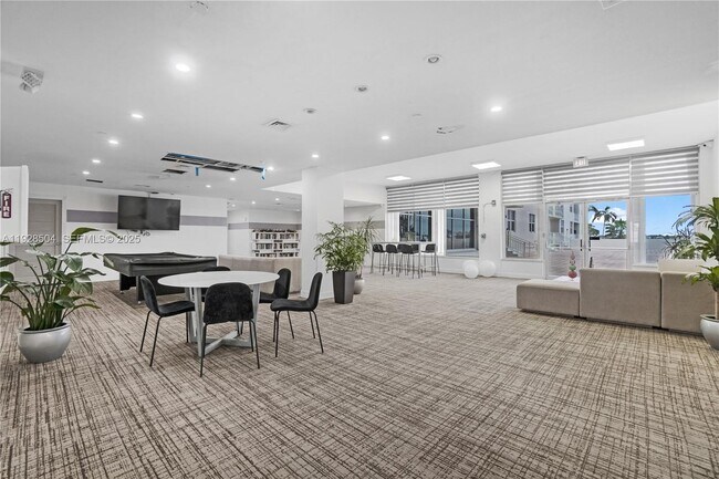 Building Photo - 10350 W Bay Harbor Dr