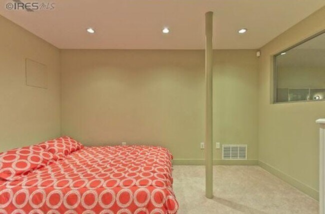 Building Photo - Elegant Contemporary Town Home with 2 bedrooms/4 baths with Private Elevator Coming Available Soon!