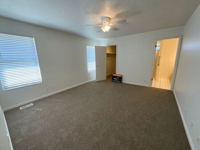 Building Photo - 4 bdrm 3 bth Home 2 Car Garage- HOA with Pool