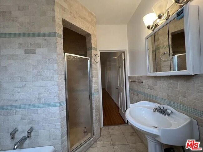 Building Photo - 942 S Mansfield Ave