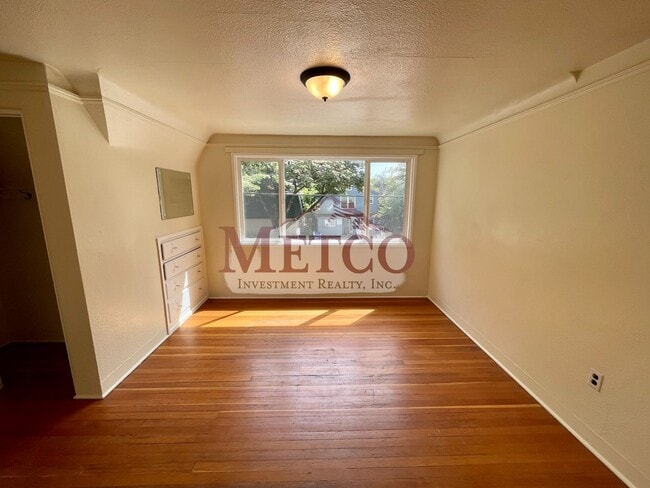 Building Photo - 4 bedroom 1 1/2 bath home close to U of O